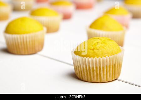 Muffins auf weißem Tisch, selektiver Fokus. Gekochte Kürbis oder orange Cupcakes auf Holzhintergrund. Hausgemachte Bäckerei Stockfoto