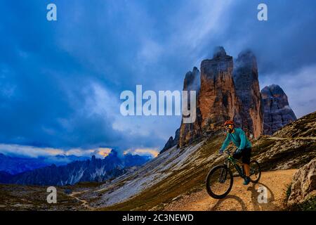 Mann Radfahren auf Elektro-Fahrrad, Fahrten Bergweg. Mann auf dem Fahrrad in der Dolomitenlandschaft. Radfahren E-mtb Enduro Trail Track. spo für den Außenbereich Stockfoto