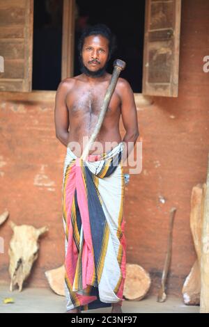 "Menschen im Wald" - Ethnischer Stamm Vedda in Sri Lanka. Aborigines Jäger mit Axt und Bogen. (März 2013) Stockfoto