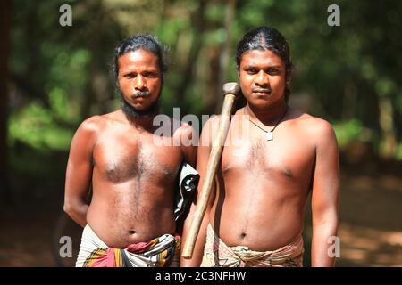 "Menschen im Wald" - Ethnischer Stamm Vedda in Sri Lanka. Aborigines Jäger mit Axt und Bogen. (März 2013) Stockfoto