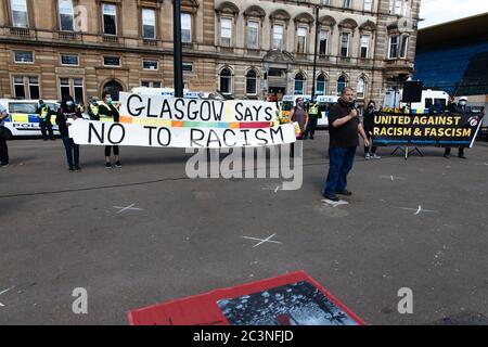 Von Anti-Rassismus-Protest als Reaktion auf gewalttätige Zusammenstöße Mitte der Woche zu einer Flüchtlings-Willkommens-Kundgebung. Eine Woche vor dem Messer-Angriff in Glasgow. Stockfoto