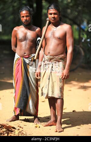 "Menschen im Wald" - Ethnischer Stamm Vedda in Sri Lanka. Aborigines Jäger mit Axt und Bogen. (März 2013) Stockfoto