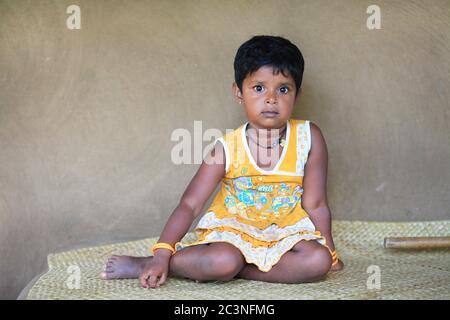 "Menschen im Wald" - Ethnischer Stamm Vedda in Sri Lanka. Aborigines Jäger mit Axt und Bogen. Portrait von kleinen niedlichen Mädchen Stockfoto