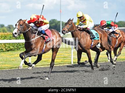 (L) Cognac (William Buick) gewinnt die Unibet Casino Einzahlung £10 Holen Sie sich £40 Bonus Handicap Stakes (Div.ll) von (C) Mon Choix (Rob Hornby) auf Kempton Park Racecourse. Stockfoto