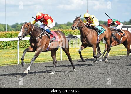 (L) Cognac (William Buick) gewinnt die Unibet Casino Einzahlung £10 Holen Sie sich £40 Bonus Handicap Stakes (Div.ll) von (C) Mon Choix (Rob Hornby) auf Kempton Park Racecourse. Stockfoto