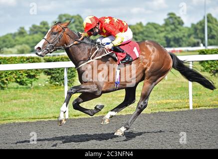 (L) Cognac (William Buick) gewinnt die Unibet Casino Einzahlung £10 Holen Sie sich £40 Bonus Handicap Einsätze auf Kempton Park Racecourse. Stockfoto