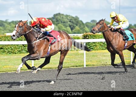 (L) Cognac (William Buick) gewinnt die Unibet Casino Einzahlung £10 Holen Sie sich £40 Bonus Handicap Stakes (Div.ll) von (R) Mon Choix (Rob Hornby) auf Kempton Park Racecourse. Stockfoto