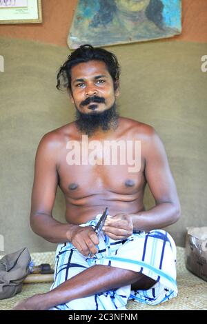 "Menschen im Wald" - Ethnischer Stamm Vedda in Sri Lanka. Aborigines Jäger mit Axt und Bogen. Stockfoto