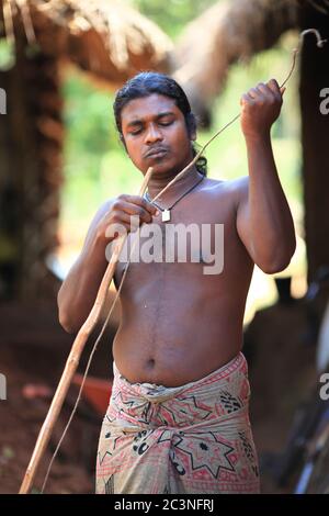 "Menschen im Wald" - Ethnischer Stamm Vedda in Sri Lanka. Aborigines Jäger mit Axt und Bogen. (März 2013) Stockfoto