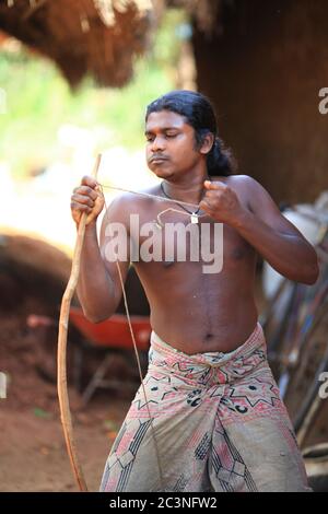 "Menschen im Wald" - Ethnischer Stamm Vedda in Sri Lanka. Aborigines Jäger mit Axt und Bogen. (März 2013) Stockfoto