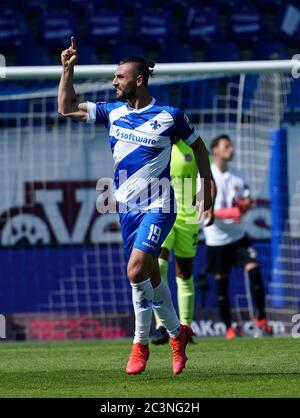 Darmstadt, Deutschland. Juni 2020. Fußball: 2. Bundesliga, Darmstadt 98 - SV Wehen Wiesbaden, 33. Spieltag: Serdar Dursun (M) aus Darmstadt freut sich über sein 1:1-Tor. Kredit: Hasan Bratic/dpa - WICHTIGER HINWEIS: Gemäß den Bestimmungen der DFL Deutsche Fußball Liga und des DFB Deutscher Fußball-Bund ist es untersagt, im Stadion und/oder aus dem Spiel aufgenommene Aufnahmen in Form von Sequenzbildern und/oder videoähnlichen Fotoserien zu nutzen oder auszunutzen./dpa/Alamy Live News Stockfoto