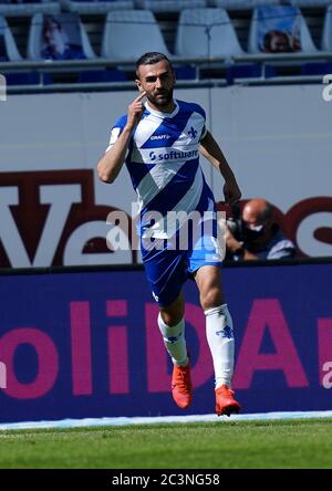 Darmstadt, Deutschland. Juni 2020. Fußball: 2. Bundesliga, Darmstadt 98 - SV Wehen Wiesbaden, 33. Spieltag: Serdar Dursun (M) aus Darmstadt freut sich über sein 1:1-Tor. Kredit: Hasan Bratic/dpa - WICHTIGER HINWEIS: Gemäß den Bestimmungen der DFL Deutsche Fußball Liga und des DFB Deutscher Fußball-Bund ist es untersagt, im Stadion und/oder aus dem Spiel aufgenommene Aufnahmen in Form von Sequenzbildern und/oder videoähnlichen Fotoserien zu nutzen oder auszunutzen./dpa/Alamy Live News Stockfoto