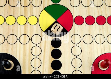 Holz lackiert Ludo Spiel Brett Abschnitt Nahaufnahme Stockfoto