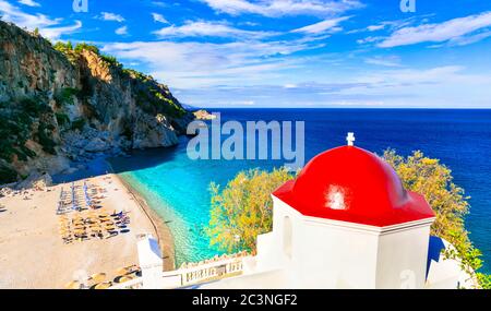 Die schönsten Strände Griechenlands, Insel Karpathos - Kyra Panagia mit türkisfarbenem Meer und roter Kirche. Stockfoto