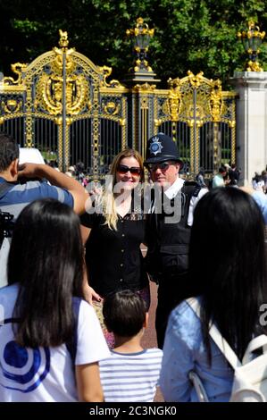 London, Großbritannien - 23. JULI 2016: Touristen fotografieren mit dem Londoner Metropolitan Polizist