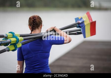 Snagov, Rumänien - 18. April 2020: Rumänische Berufs-Ruderer vom Olympischen Team trainieren auf einer Sportbasis. Stockfoto