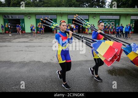 Snagov, Rumänien - 18. April 2020: Rumänische Berufs-Ruderer vom Olympischen Team trainieren auf einer Sportbasis. Stockfoto