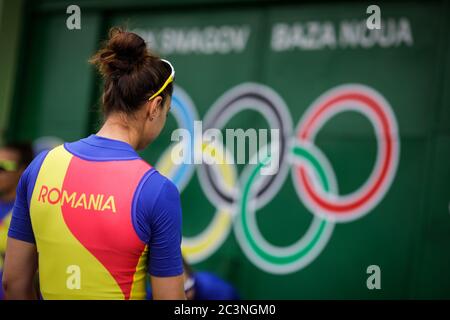 Snagov, Rumänien - 18. April 2020: Rumänische Berufs-Ruderer vom Olympischen Team trainieren auf einer Sportbasis. Stockfoto