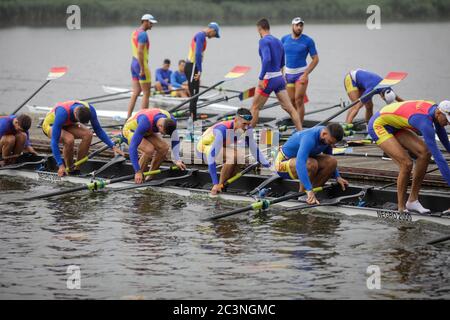 Snagov, Rumänien - 18. April 2020: Rumänische Profi-Ruderer vom Olympischen Team trainieren auf einer Sportbasis. Stockfoto