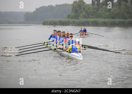 Snagov, Rumänien - 18. April 2020: Rumänische Profi-Ruderer vom Olympischen Team trainieren auf einer Sportbasis. Stockfoto