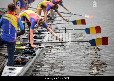 Snagov, Rumänien - 18. April 2020: Rumänische Berufs-Ruderer vom Olympischen Team trainieren auf einer Sportbasis. Stockfoto