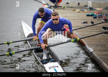 Snagov, Rumänien - 18. April 2020: Rumänische Profi-Ruderer vom Olympischen Team trainieren auf einer Sportbasis. Stockfoto