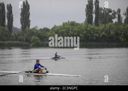 Snagov, Rumänien - 18. April 2020: Rumänische Berufs-Ruderer vom Olympischen Team trainieren auf einer Sportbasis. Stockfoto