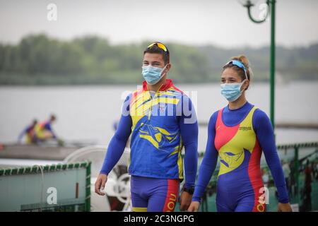 Snagov, Rumänien - 18. April 2020: Rumänische Profi-Ruderer vom Olympischen Team trainieren auf einer Sportbasis. Stockfoto