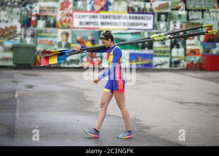 Snagov, Rumänien - 18. April 2020: Rumänische Berufs-Ruderer vom Olympischen Team trainieren auf einer Sportbasis. Stockfoto