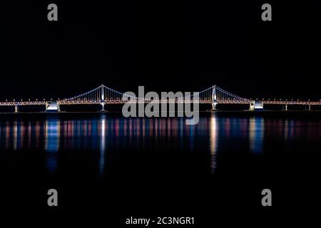Fantastische Aufnahme der Diamond Bridge in Busan, Südkorea Stockfoto