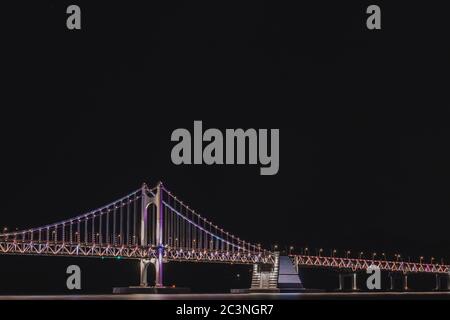 Fantastische Aufnahme der Diamond Bridge in Busan, Südkorea Stockfoto