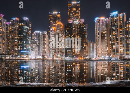 Tolle Aufnahme des Bay 101 Busan bei Nacht in Südkorea Stockfoto