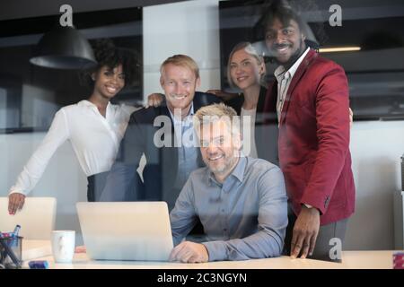 Gruppe von multiethnischen Geschäftspartnern mit einem kreativen Business-Team Meeting in einem modernen Büro Stockfoto