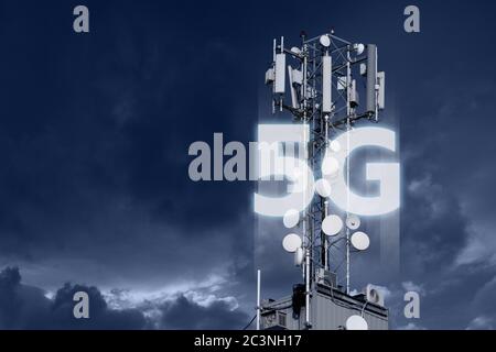 5G-Netzsender auf dem Dach eines Wolkenkratzers Stockfoto