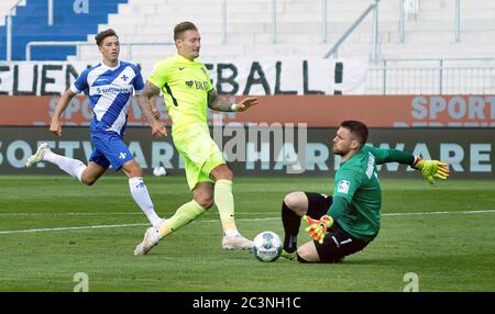 Darmstadt, Deutschland. Juni 2020. Fußball: 2. Bundesliga, Darmstadt 98 - SV Wehen Wiesbaden, 33. Spieltag: Darmstädter Torwart Marcel Schuhe (r) im Duell mit Manuel Schäffler (M) aus Wiesbaden. Kredit: Hasan Bratic/dpa - WICHTIGER HINWEIS: Gemäß den Bestimmungen der DFL Deutsche Fußball Liga und des DFB Deutscher Fußball-Bund ist es untersagt, im Stadion und/oder aus dem Spiel aufgenommene Aufnahmen in Form von Sequenzbildern und/oder videoähnlichen Fotoserien zu nutzen oder auszunutzen./dpa/Alamy Live News Stockfoto