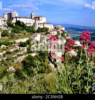 Gordes in den Monts de Vaucluse im Luberon-Tal von Frankreich Stockfoto