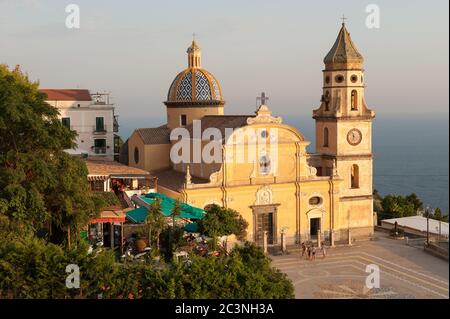 Piazza San Gennaro und Basilika San Gennaro in Praiano an der Amalfiküste. Die malerische Amalfiküste ist ein wichtiges Touristenziel in Italien. Stockfoto