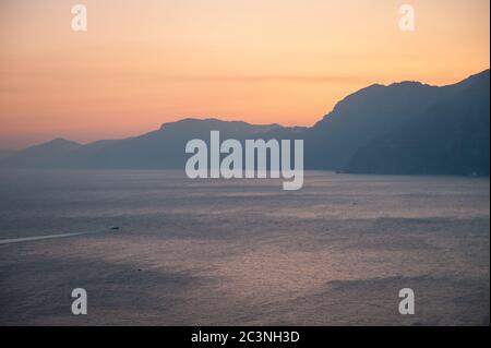 Landschaftlich schöner Blick in der Abenddämmerung von Praiano in Richtung Positano. Die malerische Amalfiküste ist ein wichtiges Touristenziel in Italien. Stockfoto
