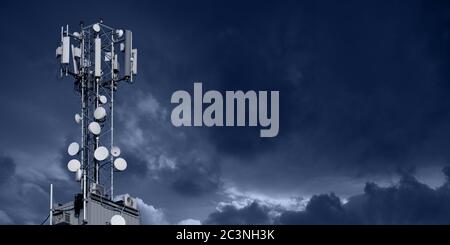 5G-Netzsender auf dem Dach eines Wolkenkratzers Stockfoto