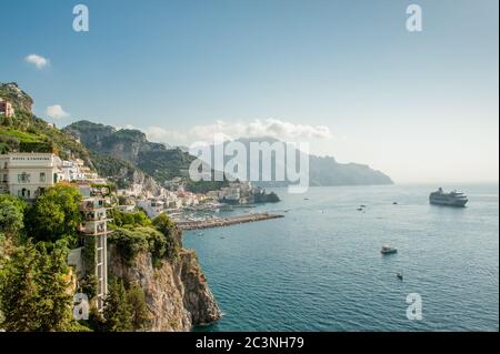 Blick auf Amalfi und das Mittelmeer. Die malerische Amalfiküste ist ein wichtiges Touristenziel in Italien. Stockfoto