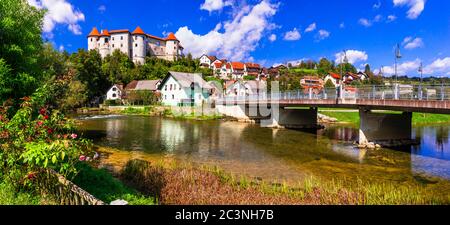 Schöne romantische mittelalterliche Burgen Europas - Zuzemberk in Slowenien im Fluss Krka Stockfoto