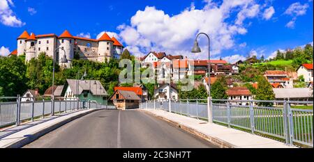 Slowenien Sehenswürdigkeiten und Reisen - mittelalterliche Burg und Dorf Zuzemberk über Krka Fluss Stockfoto