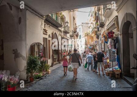 Urbane Szene aus Amalfi mit einem lokalen Geschäft. Amalfi und die malerische Amalfiküste sind ein wichtiges Reiseziel in Italien. Stockfoto