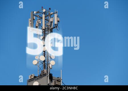 5G-Netzsender auf dem Dach eines Wolkenkratzers Stockfoto