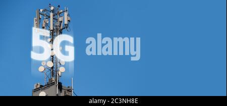 5G-Netzsender auf dem Dach eines Wolkenkratzers Stockfoto