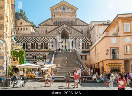 Piazza del Duomo und Duomo di Amalfi, die im 9. Jahrhundert begann. Amafi und die malerische Amalfiküste sind ein wichtiges Reiseziel in Italien. Stockfoto