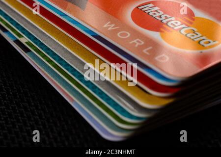 Lemberg, Ukraine - 26. April 2019: Close-up von Mastercard Kreditkarten auf einem dunklen Hintergrund 2020 platziert Stockfoto