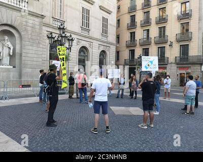 Barcelona, Spanien - 20. Juni 2020: Kundgebung gegen 5g und Impfungen auf dem Sant Jaume Platz Stockfoto