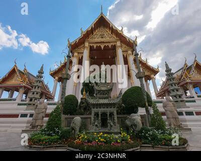 Schöne alte Architektur des Wat Suthat Thepwararam Buddhistischen Tempels in Bangkok, Thailand Stockfoto