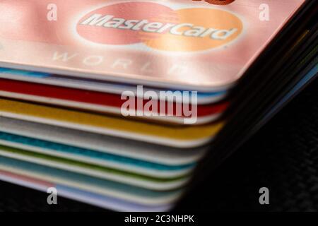 Lemberg, Ukraine - 26. April 2019: Close-up von Mastercard Kreditkarten auf einem dunklen Hintergrund 2020 platziert Stockfoto